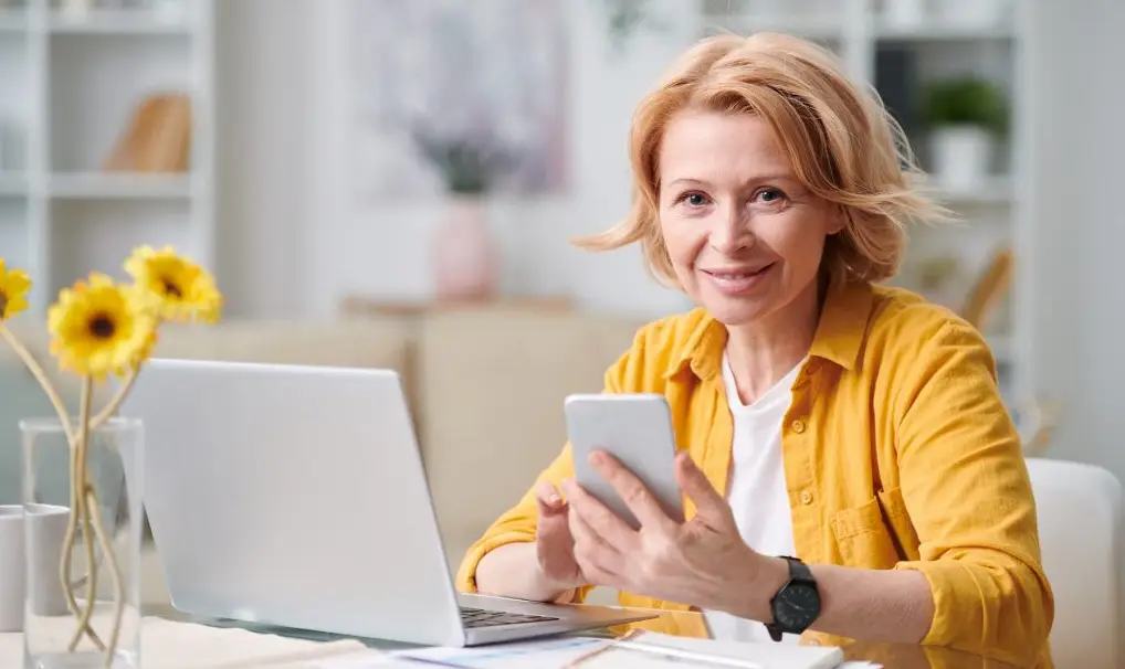 5 Trabalhos com IA para Começar Hoje Após os 50 em 2025