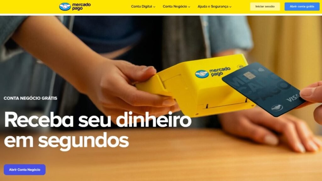 Imagem promocional do Mercado Pago mostrando uma maquininha amarela recebendo pagamento por cartão. A solução integra conta PJ, Pix, maquininhas e gestão financeira para MEIs e pequenas empresas, permitindo recebimentos rápidos e maior controle das vendas.