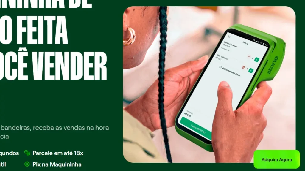 Cliente utilizando maquininha Stone para vendas e recebimento imediato em 2026