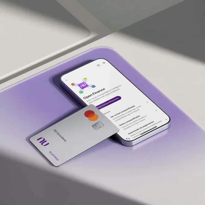 Smartphone com Open Finance no aplicativo Nu Empresas e cartão Business Nubank para pequenos negócios.